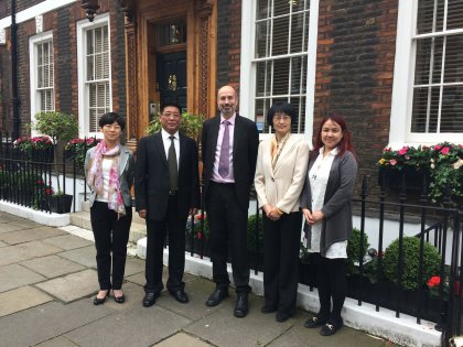 Roger Mendonca meets the representatives from the Shandong Academy of Governance.